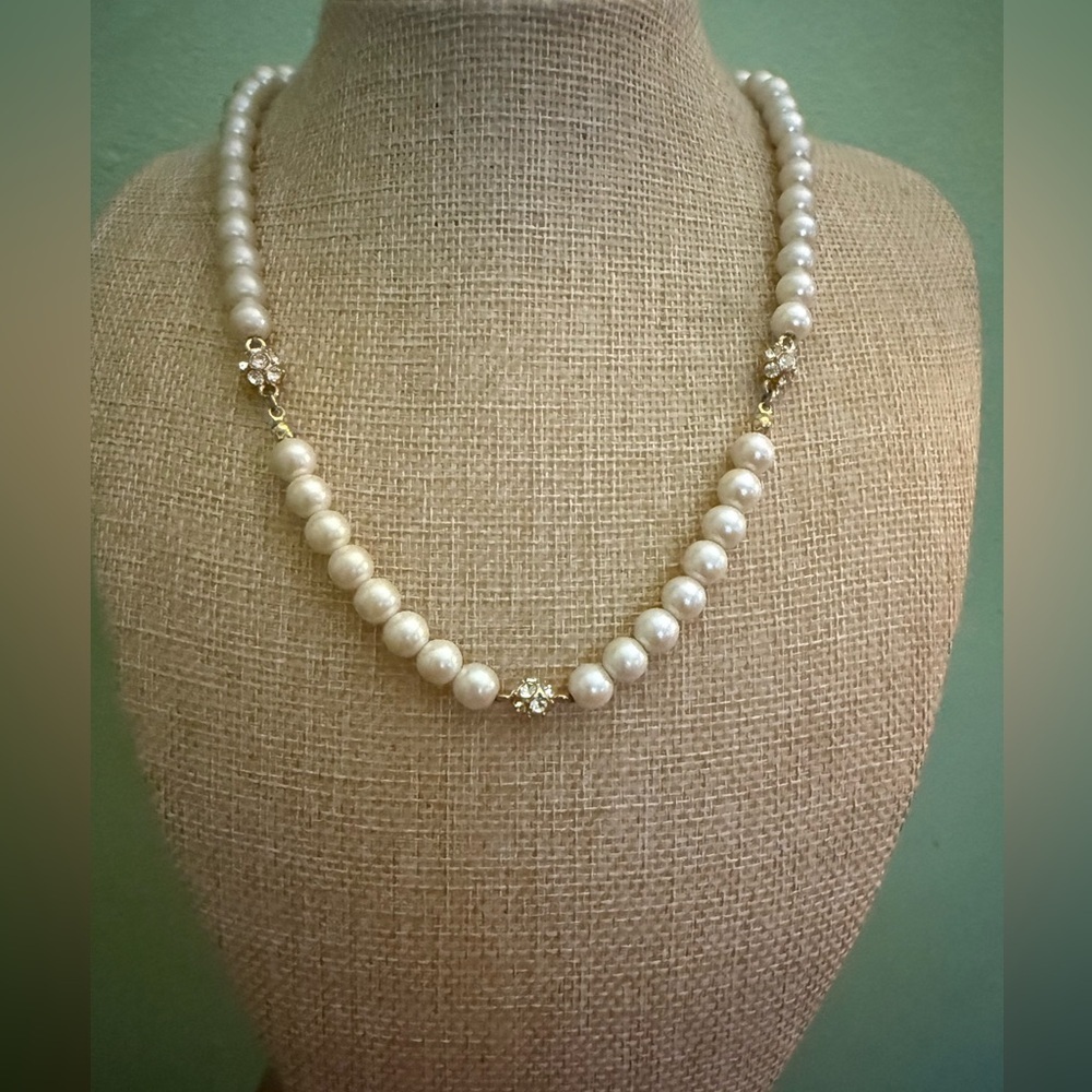 Elegant Avon Pearl Necklace with Gold Accents